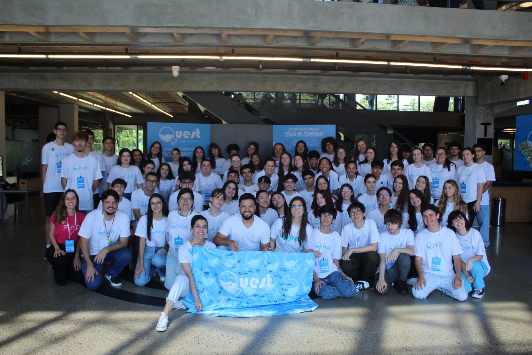 Estudantes e organizadores da Quest reunidos no Ágora Tech Park